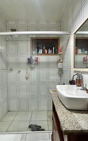 Casa à venda com 90m², 4 quartos e 3 vagas Casa à venda com 90m², 4 quartos e 3 vagasBanheiro 1