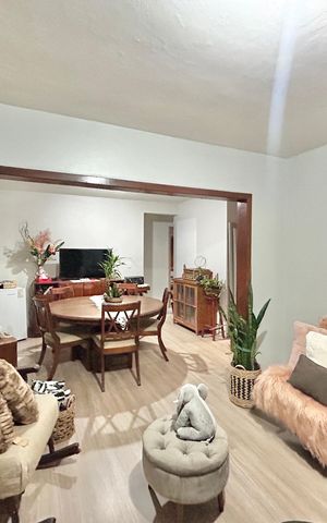 Casa à venda com 90m², 4 quartos e 3 vagas Casa à venda com 90m², 4 quartos e 3 vagasSala