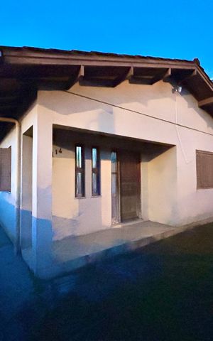 Casa à venda com 90m², 4 quartos e 3 vagas Casa à venda com 90m², 4 quartos e 3 vagasFachada
