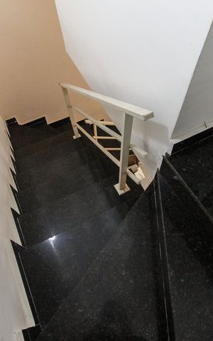 Casa de condomínio à venda com 62m², 2 quartos e 1 vaga Casa de condomínio à venda com 62m², 2 quartos e 1 vagaEscada