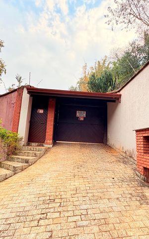 Casa de condomínio à venda com 1000m², 5 quartos e 7 vagasFachada