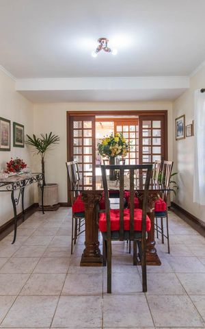 Casa à venda com 258m², 4 quartos e 4 vagasSala