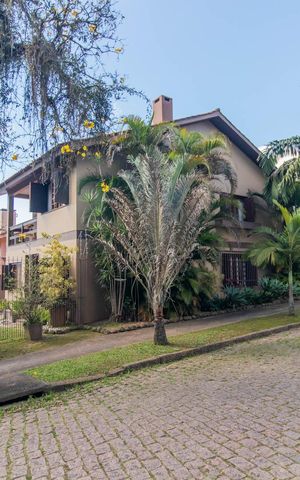 Casa à venda com 258m², 4 quartos e 4 vagasFachada