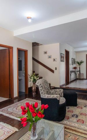 Casa à venda com 258m², 4 quartos e 4 vagasSala