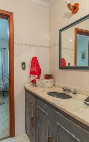 Casa à venda com 258m², 4 quartos e 4 vagasBanheiro Social