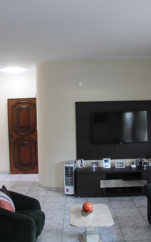 Casa à venda com 585m², 5 quartos e 6 vagasSala