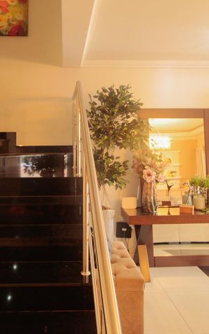 Casa à venda com 281m², 3 quartos e 2 vagas Casa à venda com 281m², 3 quartos e 2 vagasEscada