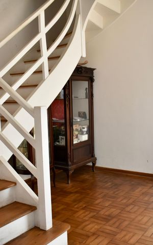 Casa para alugar com 350m², 3 quartos e 2 vagas Casa para alugar com 350m², 3 quartos e 2 vagasEscadas