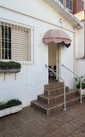 Casa à venda com 80m², 2 quartos e 1 vaga Casa à venda com 80m², 2 quartos e 1 vagaFachada
