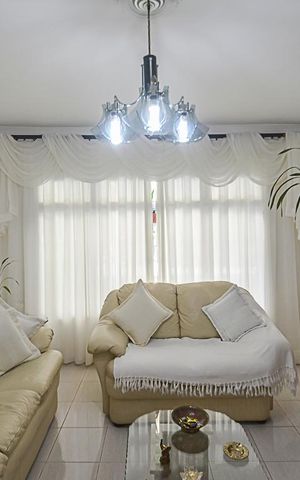 Casa à venda com 137m², 3 quartos e 3 vagas Casa à venda com 137m², 3 quartos e 3 vagasSala