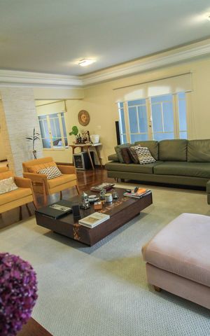 Casa à venda com 338m², 4 quartos e 4 vagas Casa à venda com 338m², 4 quartos e 4 vagasSala