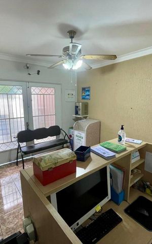Casa à venda com 174m², 3 quartos e 2 vagas Casa à venda com 174m², 3 quartos e 2 vagasSala