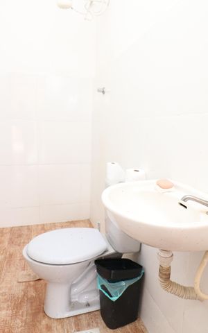 Casa para alugar com 500m², 5 quartos e 5 vagasBanheiro da garagem