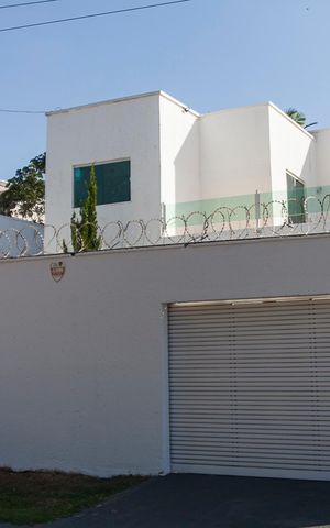Casa para alugar com 282m², 5 quartos e 2 vagas Casa para alugar com 282m², 5 quartos e 2 vagasFachada