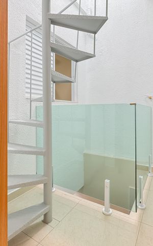 Casa à venda com 153m², 3 quartos e 1 vaga Casa à venda com 153m², 3 quartos e 1 vagaEscada - Cobertura