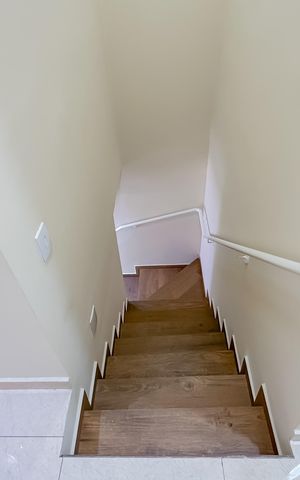 Casa à venda com 153m², 3 quartos e 1 vaga Casa à venda com 153m², 3 quartos e 1 vagaEscada - 1º Piso