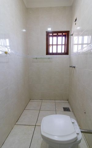 Casa à venda com 355m², 4 quartos e 5 vagas Casa à venda com 355m², 4 quartos e 5 vagasBanheiro da Suíte 2