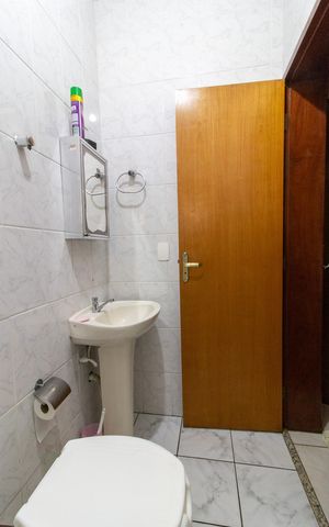 Casa à venda com 355m², 4 quartos e 5 vagas Casa à venda com 355m², 4 quartos e 5 vagasBanheiro Social