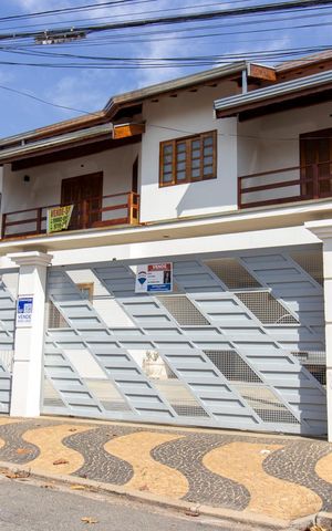 Casa à venda com 355m², 4 quartos e 5 vagas Casa à venda com 355m², 4 quartos e 5 vagasFachada