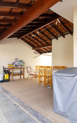 Casa à venda com 355m², 4 quartos e 5 vagas Casa à venda com 355m², 4 quartos e 5 vagasÁrea externa