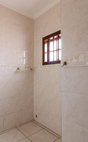 Casa à venda com 355m², 4 quartos e 5 vagas Casa à venda com 355m², 4 quartos e 5 vagasBanheiro da Suíte 1