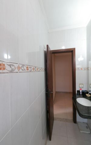 Casa à venda com 165m², 4 quartos e 2 vagas Casa à venda com 165m², 4 quartos e 2 vagasBanheiro Social 1