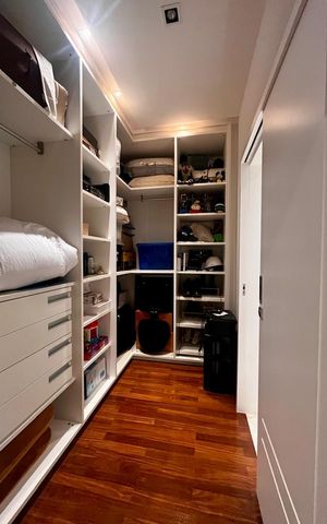Casa de condomínio à venda com 860m², 4 quartos e 4 vagas Casa de condomínio à venda com 860m², 4 quartos e 4 vagasCloset da suíte