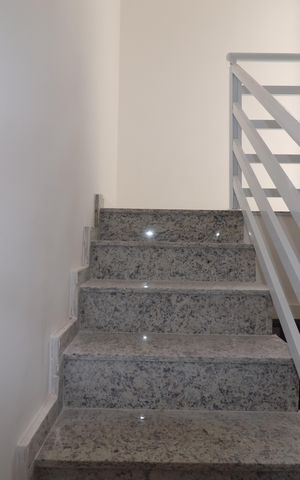 Casa de condomínio à venda com 127m², 3 quartos e 2 vagasEscada