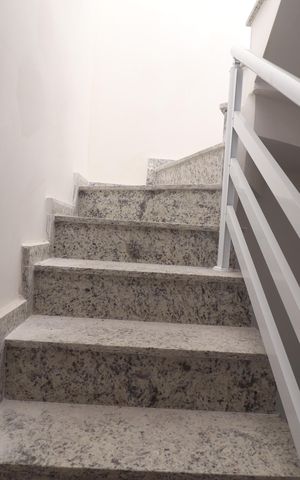Casa de condomínio à venda com 117m², 2 quartos e 2 vagasEscada