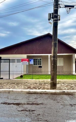 Casa à venda com 141m², 3 quartos e 2 vagas Casa à venda com 141m², 3 quartos e 2 vagasFachada