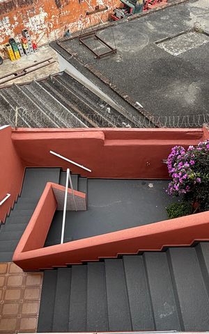 Casa para alugar com 150m², 2 quartos e 2 vagas Casa para alugar com 150m², 2 quartos e 2 vagasEscada