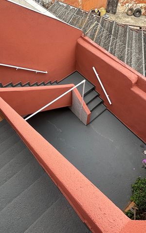 Casa para alugar com 150m², 2 quartos e 2 vagas Casa para alugar com 150m², 2 quartos e 2 vagasEscada