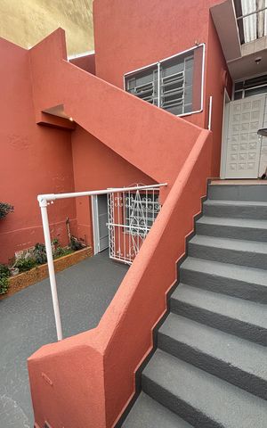 Casa para alugar com 150m², 2 quartos e 2 vagas Casa para alugar com 150m², 2 quartos e 2 vagasEscada - Quintal