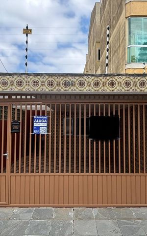 Casa para alugar com 150m², 2 quartos e 2 vagas Casa para alugar com 150m², 2 quartos e 2 vagasFachada