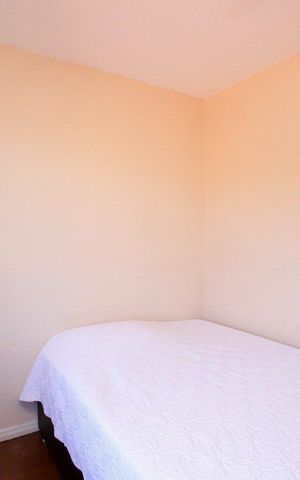Casa de condomínio à venda com 200m², 3 quartos e 2 vagas Casa de condomínio à venda com 200m², 3 quartos e 2 vagasQuarto