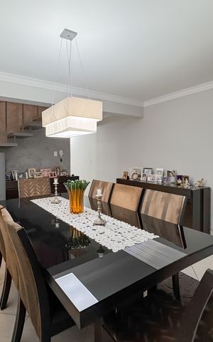 Casa à venda com 174m², 3 quartos e sem vaga Casa à venda com 174m², 3 quartos e sem vagaSala