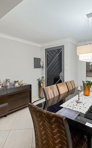 Casa à venda com 174m², 3 quartos e sem vaga Casa à venda com 174m², 3 quartos e sem vagaSala