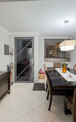 Casa à venda com 174m², 3 quartos e sem vaga Casa à venda com 174m², 3 quartos e sem vagaSala