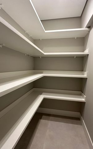 Apartamento à venda com 287m², 3 quartos e 4 vagas Apartamento à venda com 287m², 3 quartos e 4 vagasDespensa