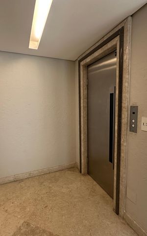 Apartamento à venda com 287m², 3 quartos e 4 vagas Apartamento à venda com 287m², 3 quartos e 4 vagasHall de entrada