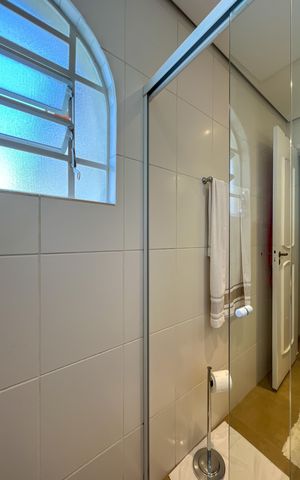 Casa à venda com 195m², 4 quartos e 2 vagas Casa à venda com 195m², 4 quartos e 2 vagasBanheiro Corredor