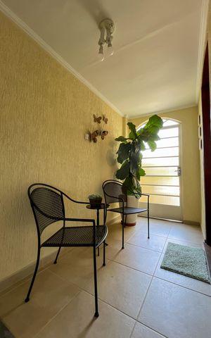 Casa à venda com 195m², 4 quartos e 2 vagas Casa à venda com 195m², 4 quartos e 2 vagasEntrada