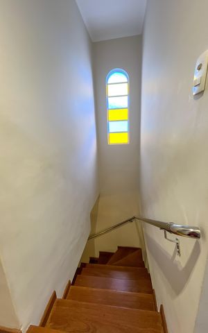 Casa à venda com 195m², 4 quartos e 2 vagas Casa à venda com 195m², 4 quartos e 2 vagasEscada