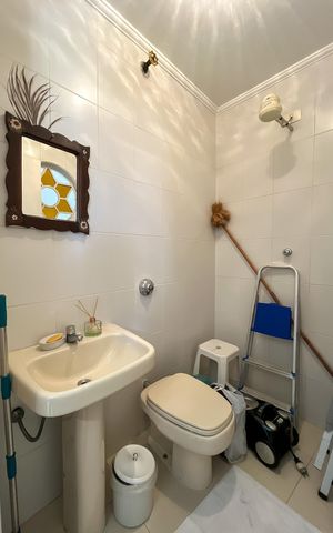 Casa à venda com 195m², 4 quartos e 2 vagas Casa à venda com 195m², 4 quartos e 2 vagasBanheiro da edícula