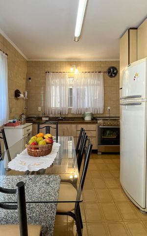 Casa à venda com 195m², 4 quartos e 2 vagas Casa à venda com 195m², 4 quartos e 2 vagasCozinha