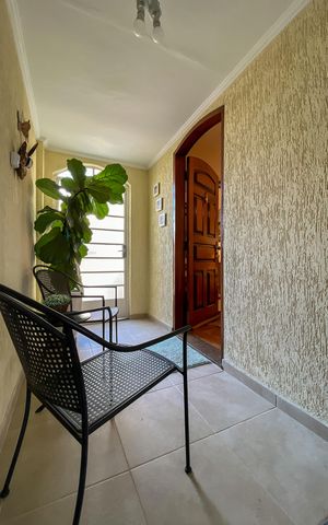 Casa à venda com 195m², 4 quartos e 2 vagas Casa à venda com 195m², 4 quartos e 2 vagasEntrada