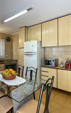 Casa à venda com 195m², 4 quartos e 2 vagas Casa à venda com 195m², 4 quartos e 2 vagasCozinha