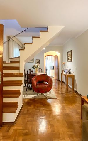 Casa à venda com 195m², 4 quartos e 2 vagas Casa à venda com 195m², 4 quartos e 2 vagasSala