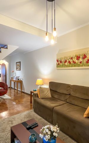 Casa à venda com 195m², 4 quartos e 2 vagas Casa à venda com 195m², 4 quartos e 2 vagasSala