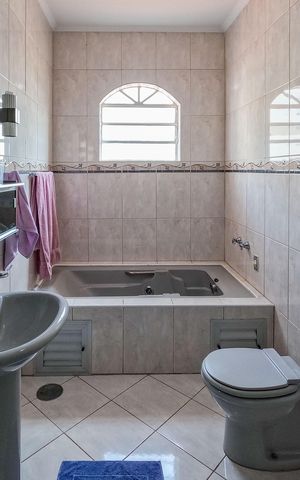 Casa para alugar com 390m², 4 quartos e 4 vagasBanheiro 4